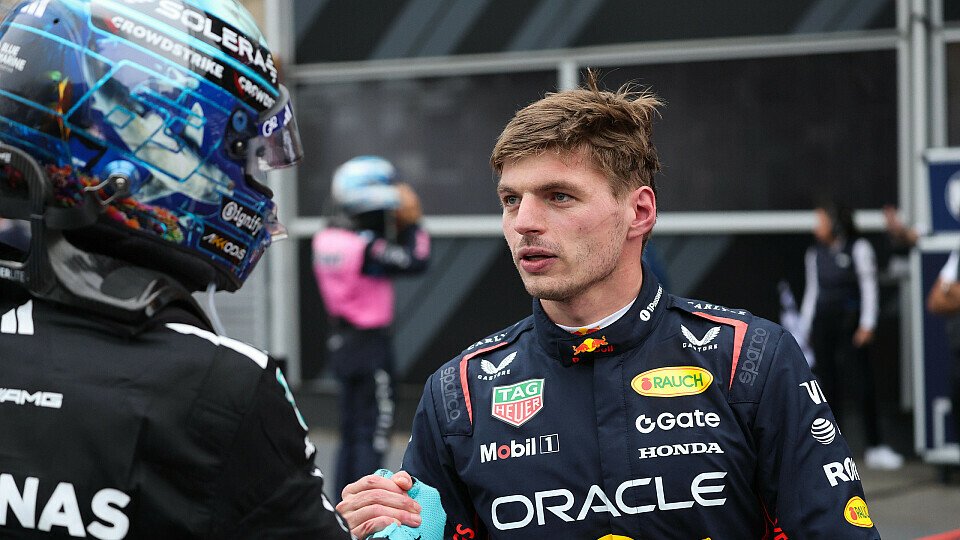 George Russell (Mercedes) und Max Verstappen (Red Bull) nach dem Formel-1-Rennen in Baku (Aserbaidschan)