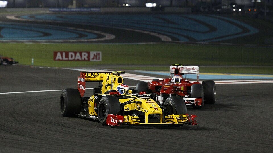Vitali Petrov (Renault) und Fernando Alonso (Ferrari) beim Formel-1-GP in Abu Dhabi (Yas Marina Circuit, UAE) 2010.