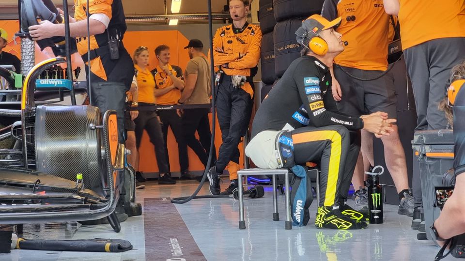 Lando Norris vor dem Rennen in Abu Dhabi in der McLaren-Box.