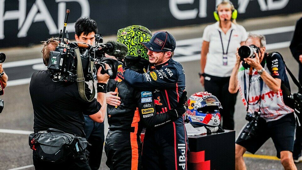 Max Verstappen und Lando Norris umarmen sich nach Norris' Titelgewinn