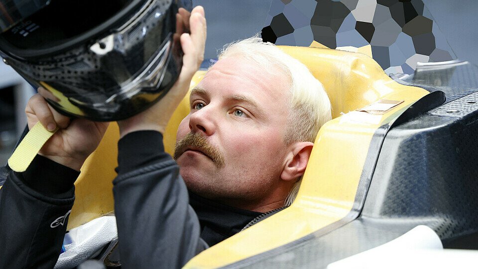 Valtteri Bottas setzt sich Helm auf