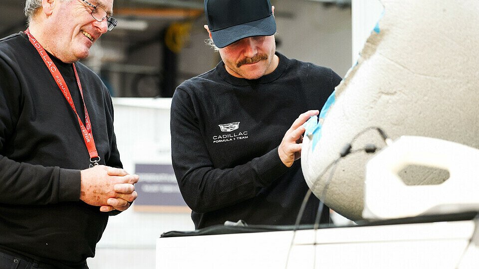 Valtteri Bottas überprüft Sitzschale