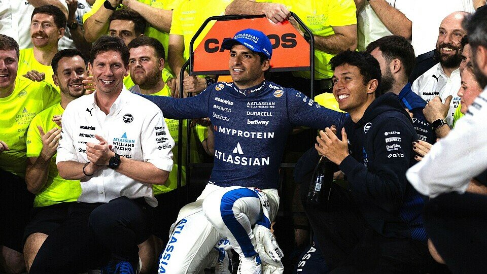 Carlos Sainz mit Alex Albon und James Vowles sowie der Williams-Garage