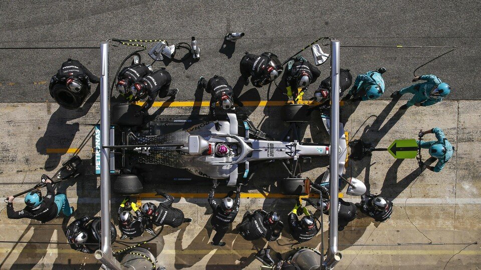 Die Mercedes-Boxencrem beim Stopp von Lewis Hamilton im Jahr 2020