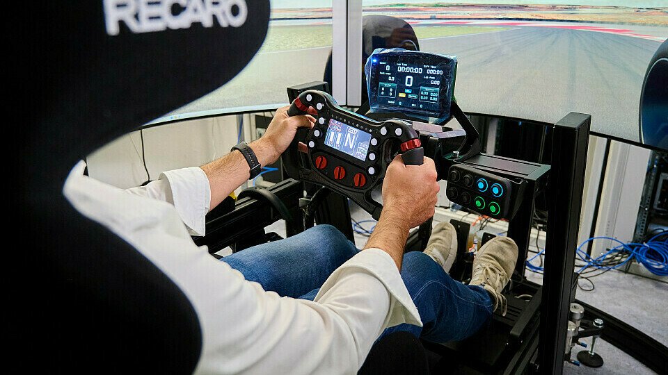 Der AVL RACETECH Driver-in-Loop-Simulator aus der Cockpit-Perspektive