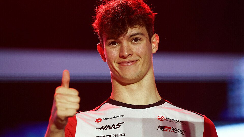 Oliver Bearman zeigt Daumen hoch