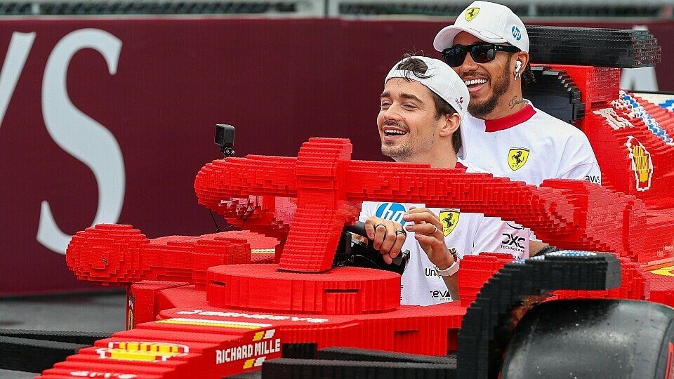 Charles Leclerc und Lewis Hamilton im Lego-Ferrari