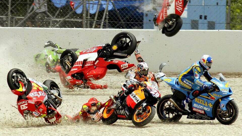 In Barcelona landeten 2006 sechs MotoGP-Piloten im Kiesbett, Foto: IMAGO / Xinhua In Barcelona landeten 2006 sechs MotoGP-Piloten im Kiesbett, Foto: IMAGO / Xinhua