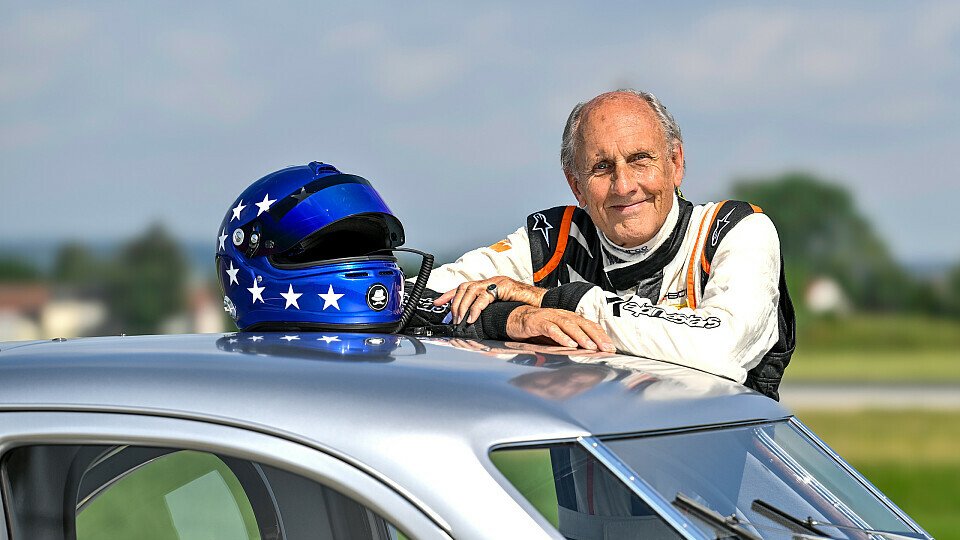 Hans-Joachim Stuck vor einem Auto