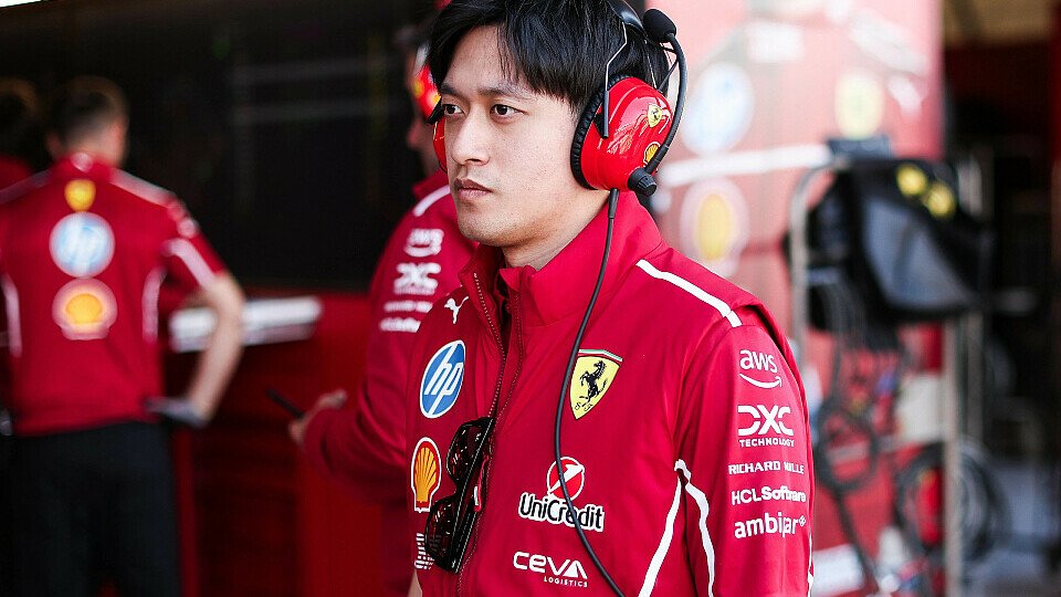 Zhou Guanyu vor Ferrari-Kommandostand