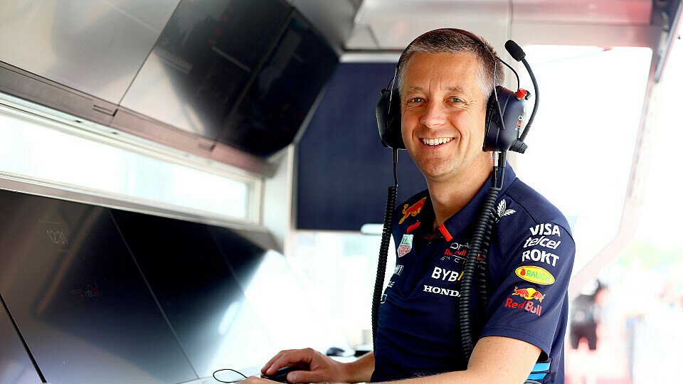 Red-Bull-Strategiechef Will Courtenay beim Emilia-Romagna-GP 2023 in Imola an der Boxenmauer.