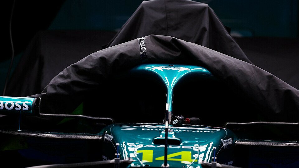 Aston Martin Bolide abgedeckt