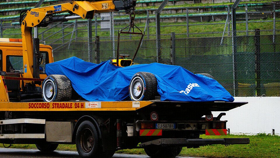 Arvid Lindblads VCARB 03 wird abgeschleppt