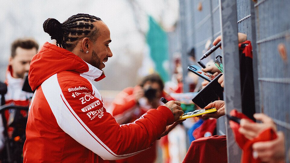 Lewis Hamilton gibt beim Shakedown des neuen Ferrari SF-26 in Fiorano den Fans Autogramme. Lewis Hamilton gibt beim Shakedown des neuen Ferrari SF-26 in Fiorano den Fans Autogramme.
