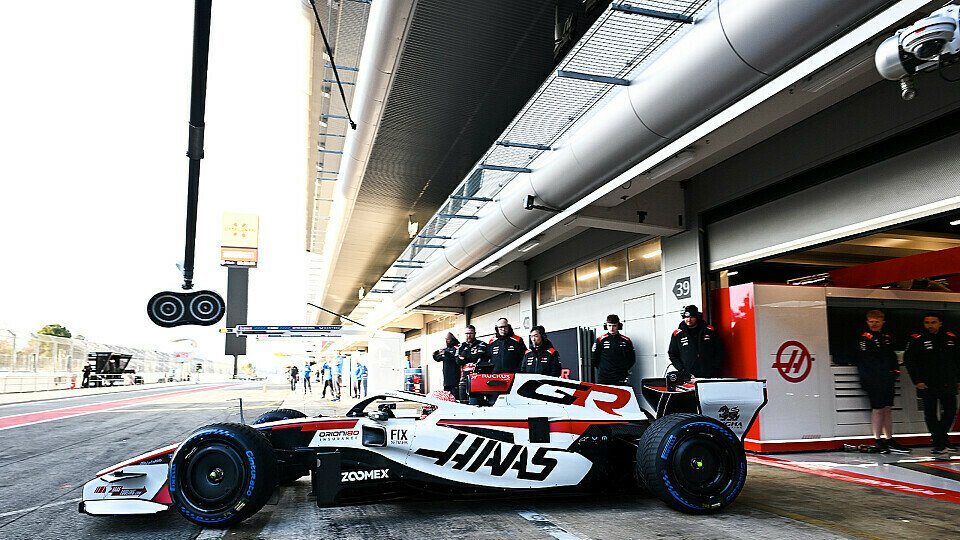 Esteban Ocon im Haas VF-26 beim Formel-1-Shakedown in Barcelona.