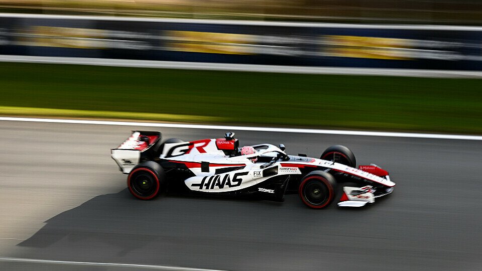 Esteban Ocon im Haas VF-26 beim Formel-1-Shakedown in Barcelona.