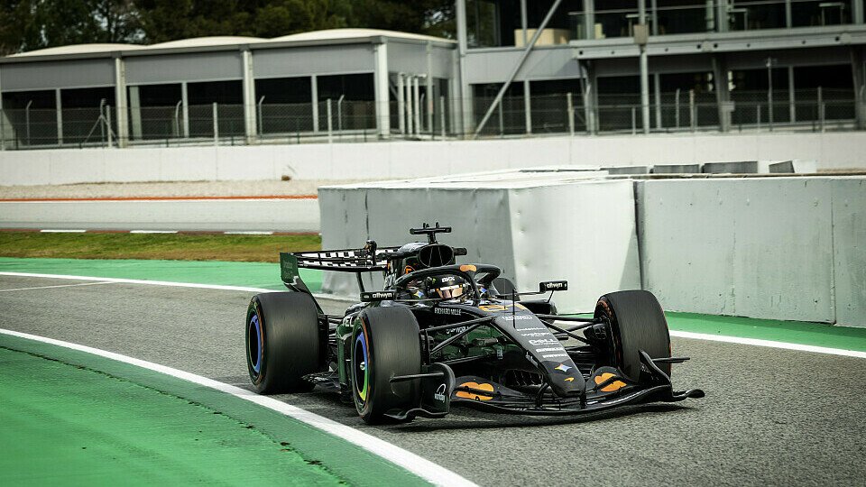 Oscar Piastri (McLaren) am vierten Tag des Formel-1-Shakedowns (Testfahrten) in Barcelona 2026 an der Boxeneinfahrt Oscar Piastri (McLaren) am vierten Tag des Formel-1-Shakedowns (Testfahrten) in Barcelona 2026 an der Boxeneinfahrt