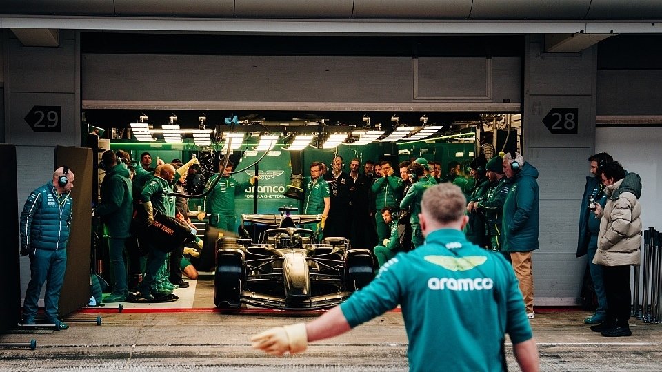 Lance Stroll (Aston Martin) verlässt die Garage bei den Formel-1-Testfahrten (Shakedown) in Barcelona 2026.