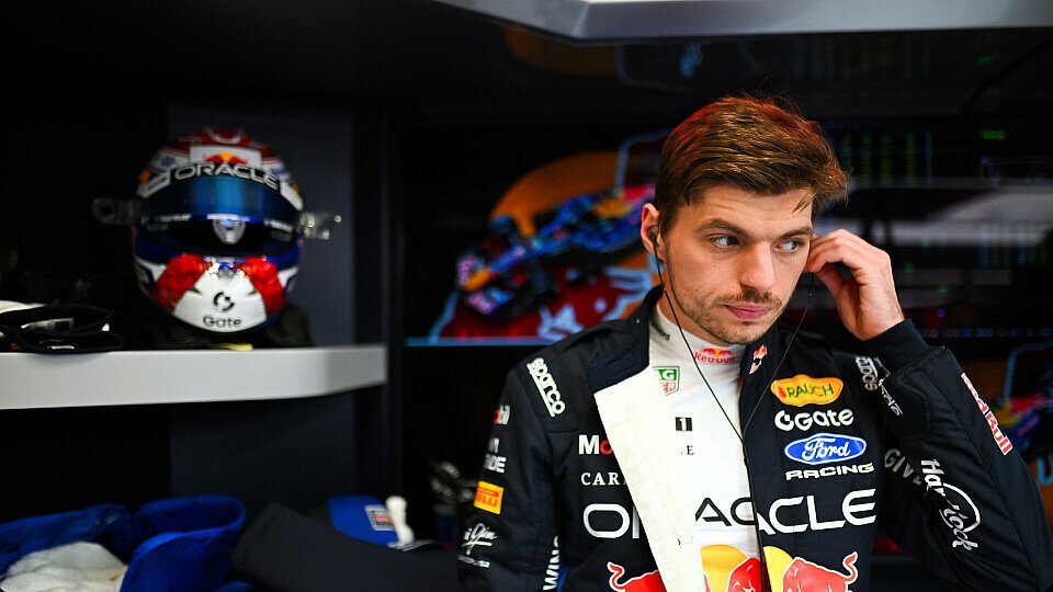 Max Verstappen in der Red-Bull-Garage beim Shakedown in Barcelona