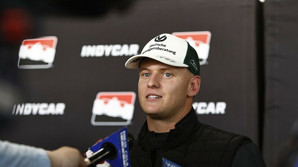 Mick Schumacher beim Interview in der IndyCar-Serie Mick Schumacher beim Interview in der IndyCar-Serie