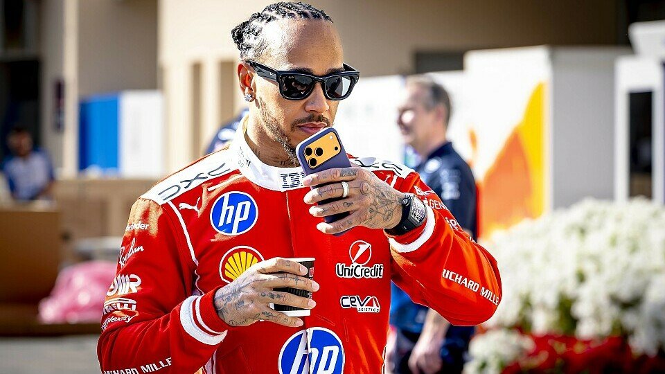 Lewis Hamilton mit Handy und Kaffee im Paddock von Bahrain beim Wintertest 2026