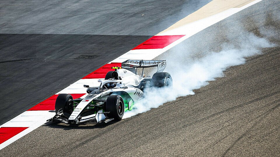 Valtteri Bottas mit einem Verbremser auf dem Bahrain International Circuit beim Wintertest 2026 Valtteri Bottas mit einem Verbremser auf dem Bahrain International Circuit beim Wintertest 2026