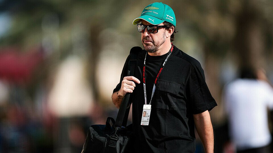 Fernando Alonso bei seiner Ankunft im Paddock von Bahrain beim Wintertest 2026