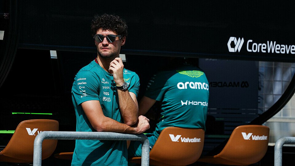 Jak Crawford am Aston-Martin-Kommandostand in Bahrain beim Wintertest 2026