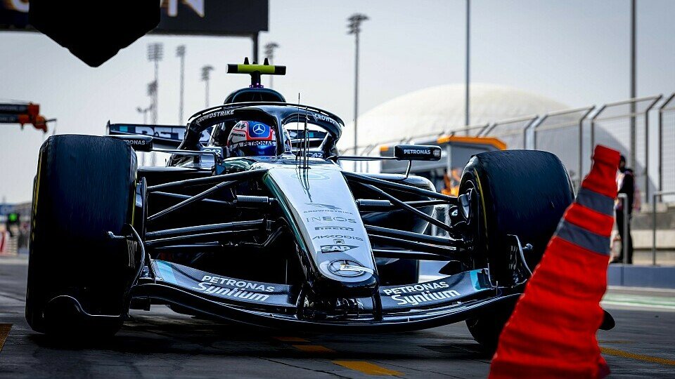 Kimi Antonelli in seinem Mercedes vor der Box beim Wintertest 2026 in Bahrain