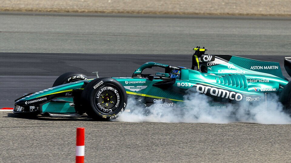 Fernando Alonso verbremst sich beim Wintertest 2026 in Bahrain