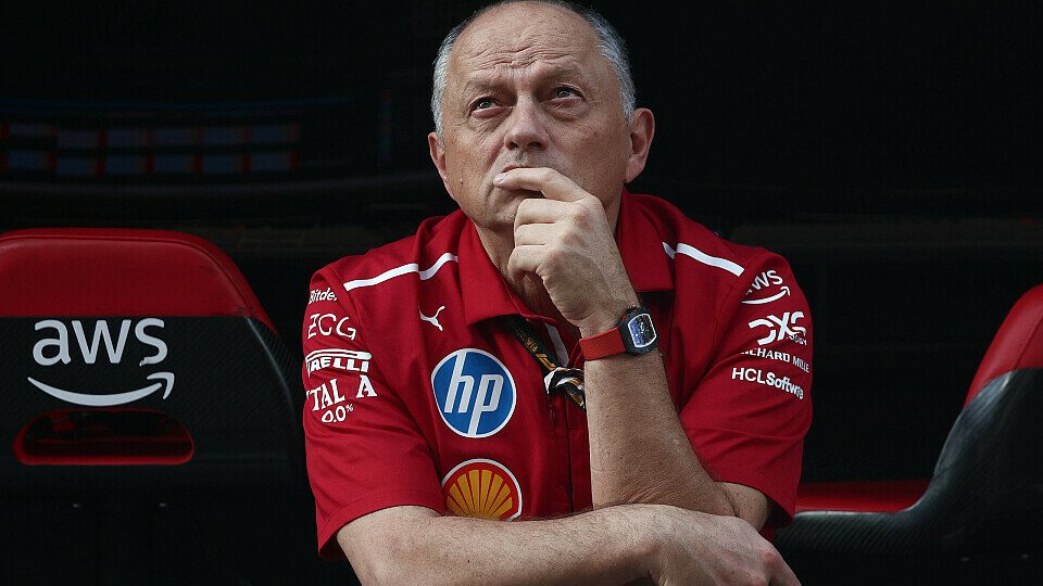Ferrari-Teamchef Fred Vasseur nachdenklich am Kommandostand