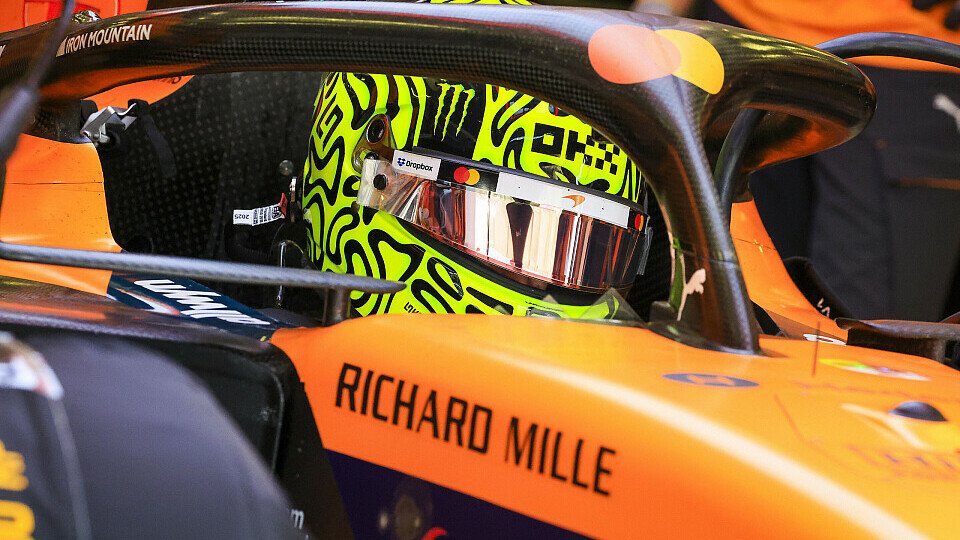 Lando Norris in seinem McLaren in der Box während dem Wintertest in Bahrain