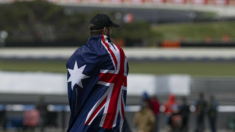 Ein Fan mit der Australien-Flagge auf Phillip Island
