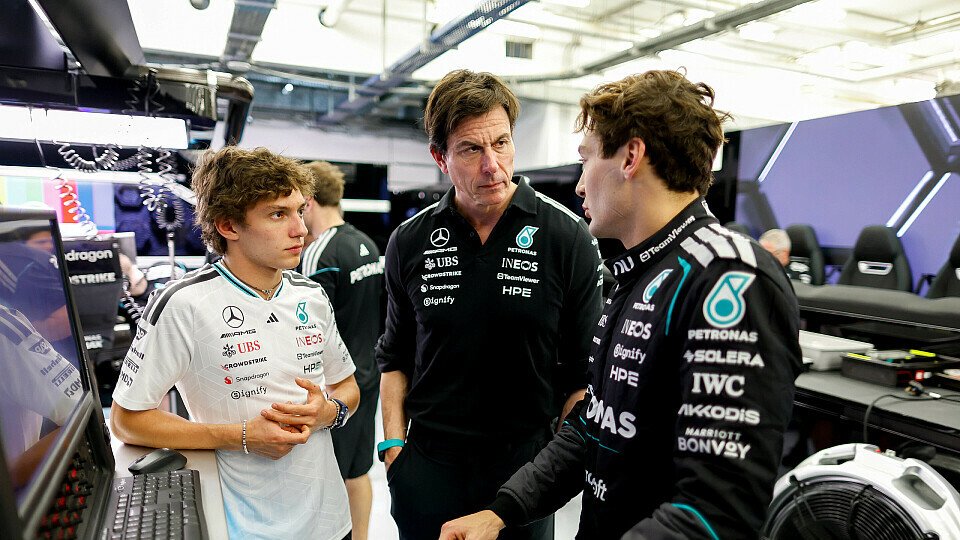 Kimi Antonelli, Toto Wolff und George Russell sprechen beim F1-Test in der Mercedes-Garage