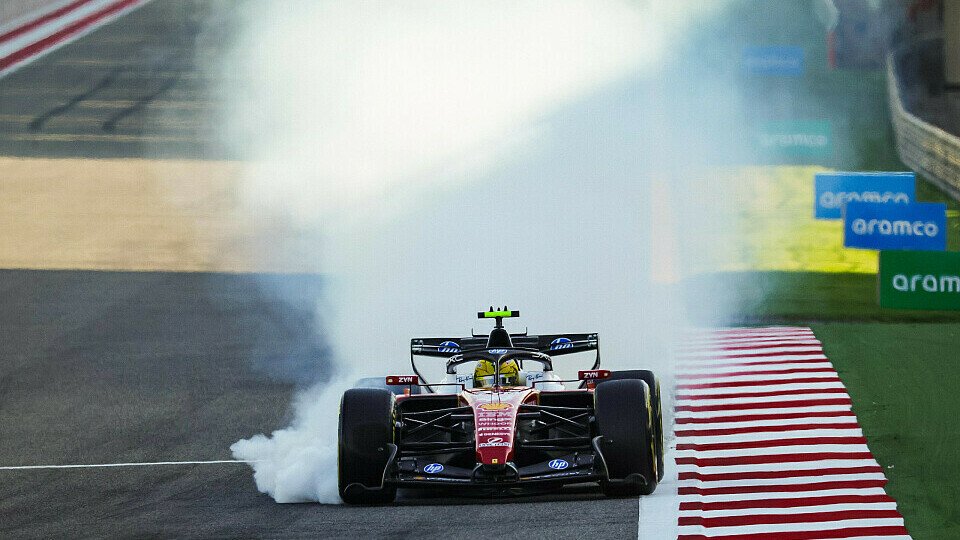 Lewis Hamilton verbremst sich im Ferrari beim Wintertest in Bahrain