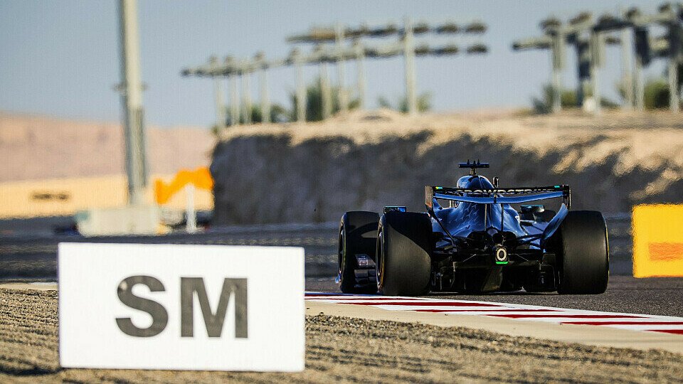 George Russell mit seinem Straight-Mode-Schild beim Wintertest in Bahrain George Russell mit seinem Straight-Mode-Schild beim Wintertest in Bahrain