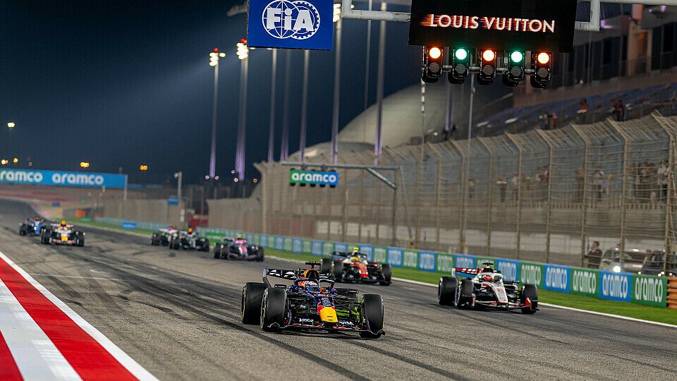 Formel-1-Autos beim Übungsstart beim Wintertest in Bahrain