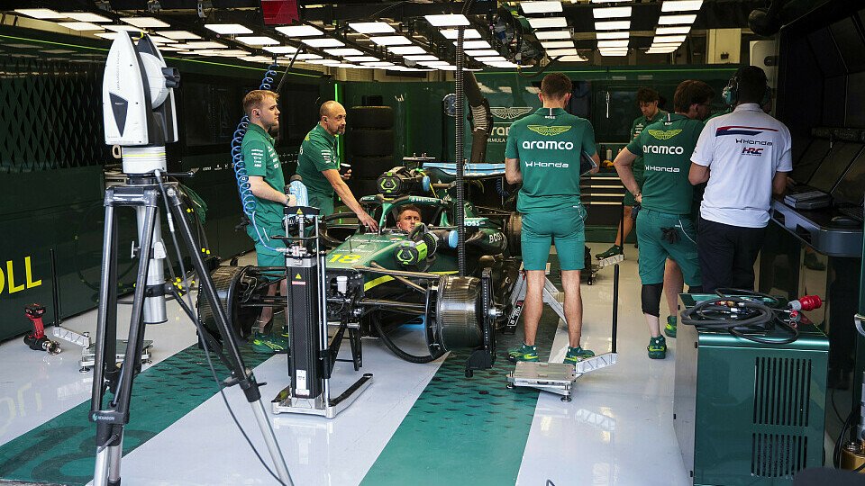 Aston-Martin-Mechaniker arbeiten in der Box am AMR26.