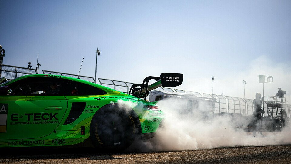 Ayhancan Güven macht Burnout in der DTM-Boxengasse Ayhancan Güven macht Burnout in der DTM-Boxengasse