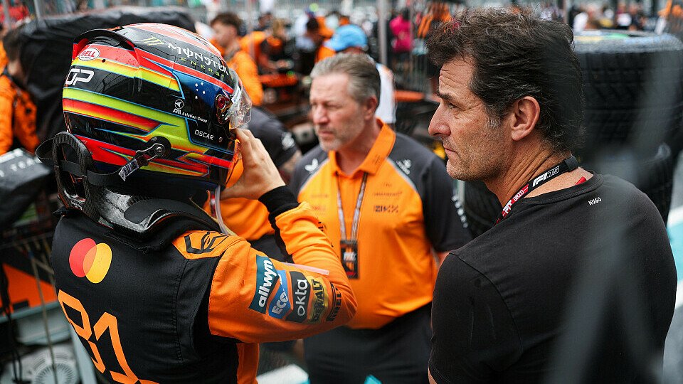 Oscar Piastri mit Manager Mark Webber und McLaren CEO Zak Brown