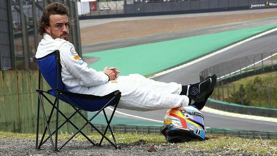 Fernando Alonso sitzt nach seinem Ausfall 2015 in Brasilien im Campingstuhl neben der Strecke
