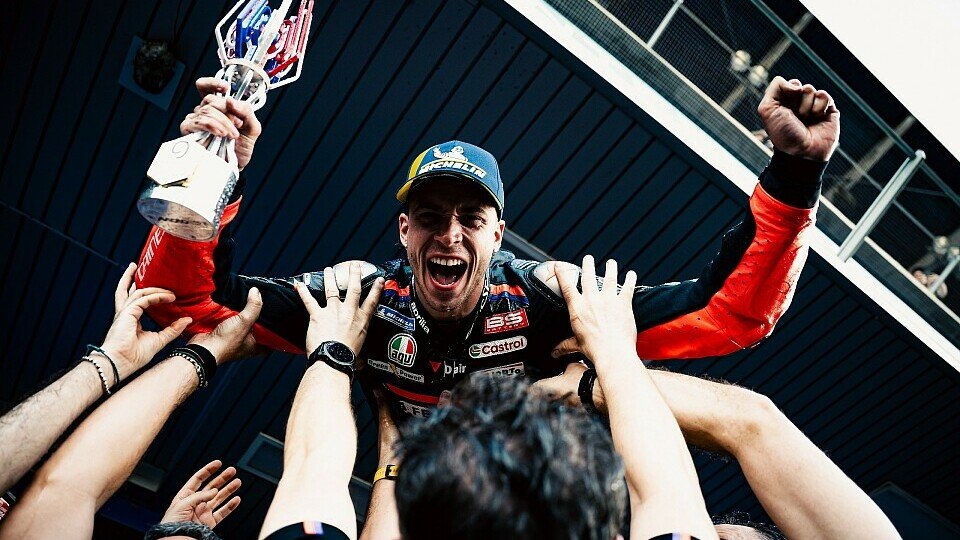 Marco Bezzecchi wird vom Aprilia-Mechanikern nach dem Sieg in Thailand getragen