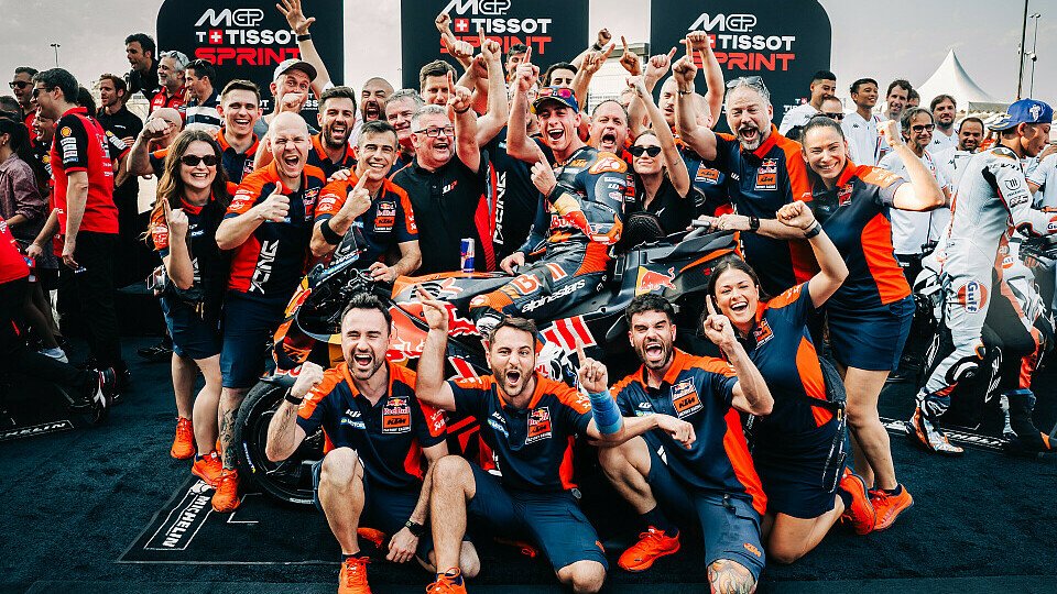 Pedro Acosta jubelt mit seinem KTM-Team über den Sieg im MotoGP-Sprint von Thailand