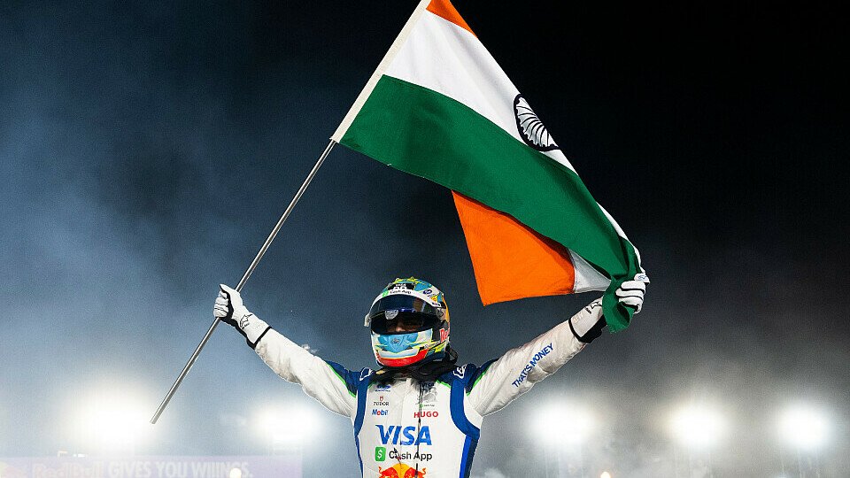 Arvid Lindblad hält die indische Fahne in die Höhe Arvid Lindblad hält die indische Fahne in die Höhe