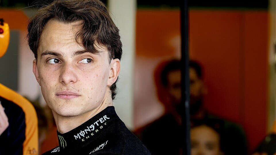 Oscar Piastri schaut besorgt in der Garage