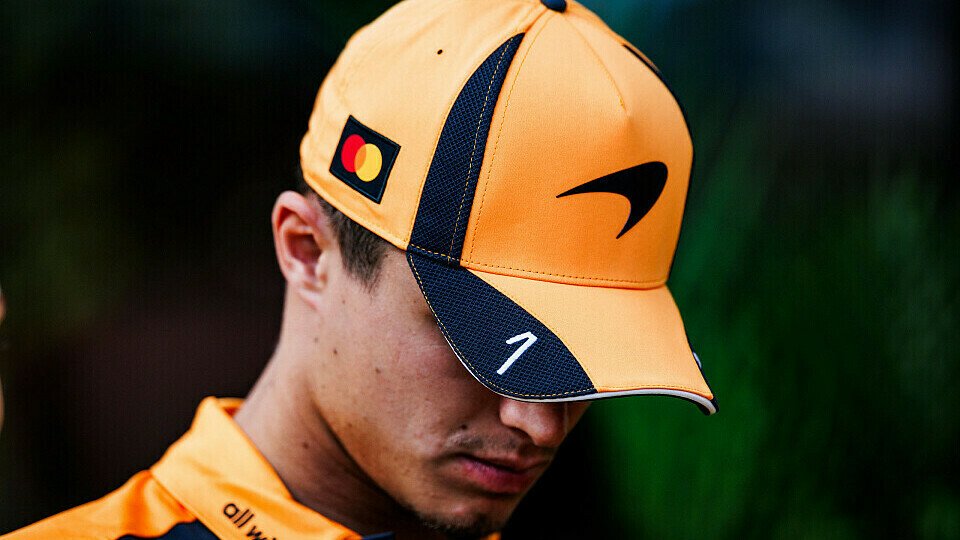 Lando Norris mit gesenktem Blick
