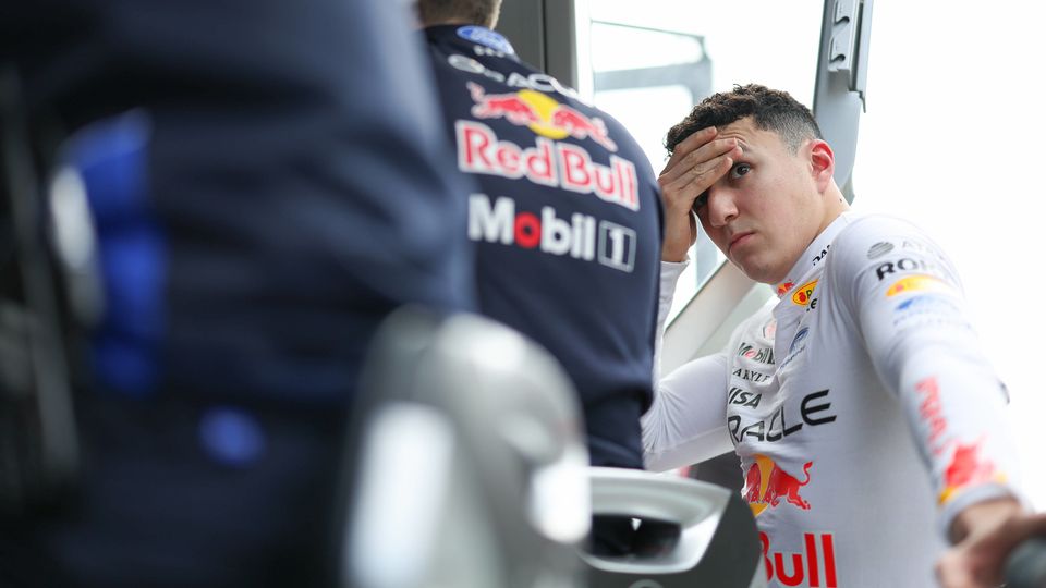Isack Hadjar beim Red-Bull-Kommandostand