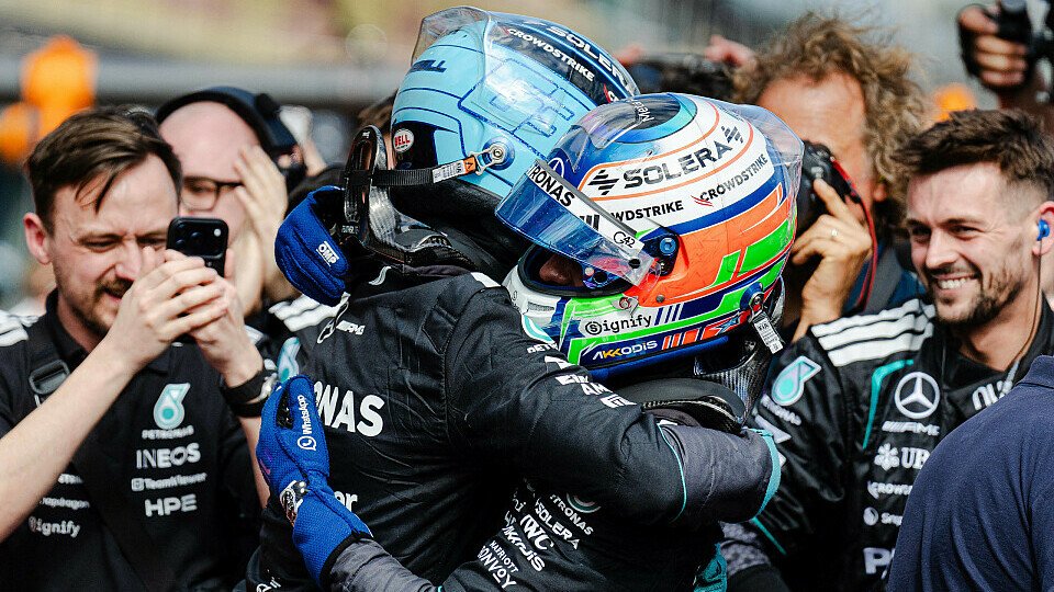 George Russell und Kimi Antonelli umarmen sich