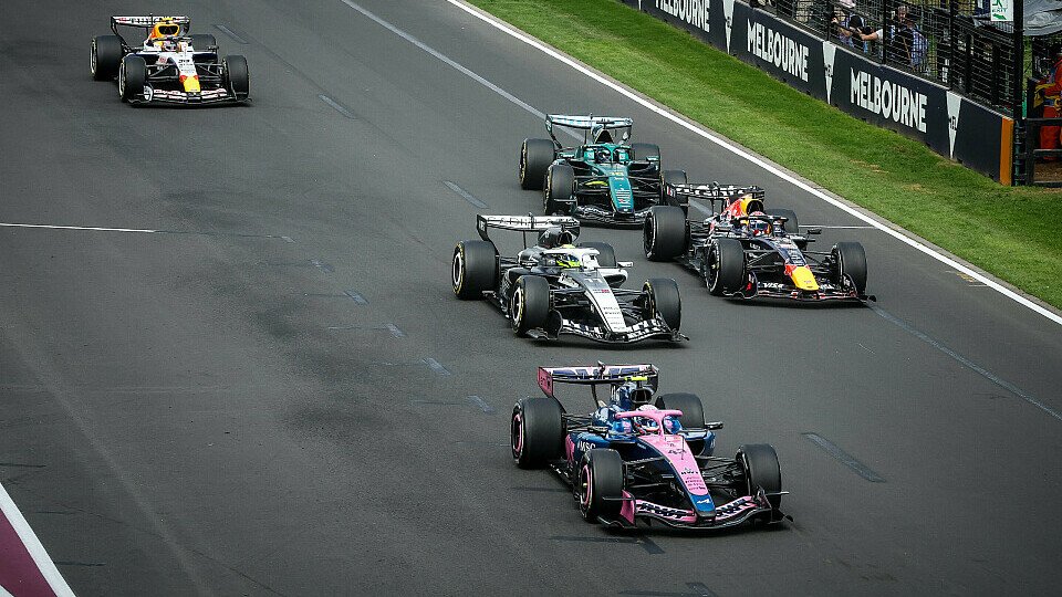 Mehrere Autos in der Startphase beim Australien-GP 2026