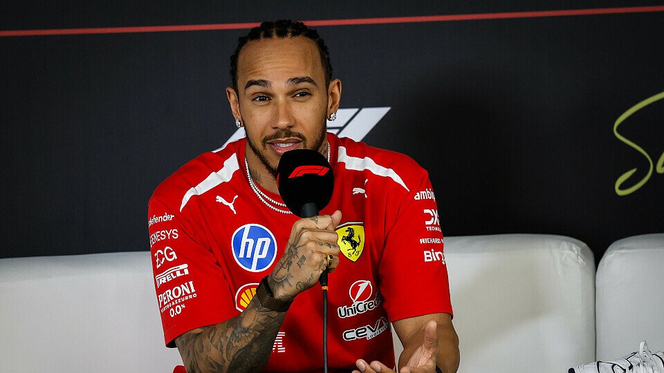 Lewis Hamilton bei der Pressekonferenz bei den Formel-1-Testfahrten 2026 in Bahrain (Sakhir)